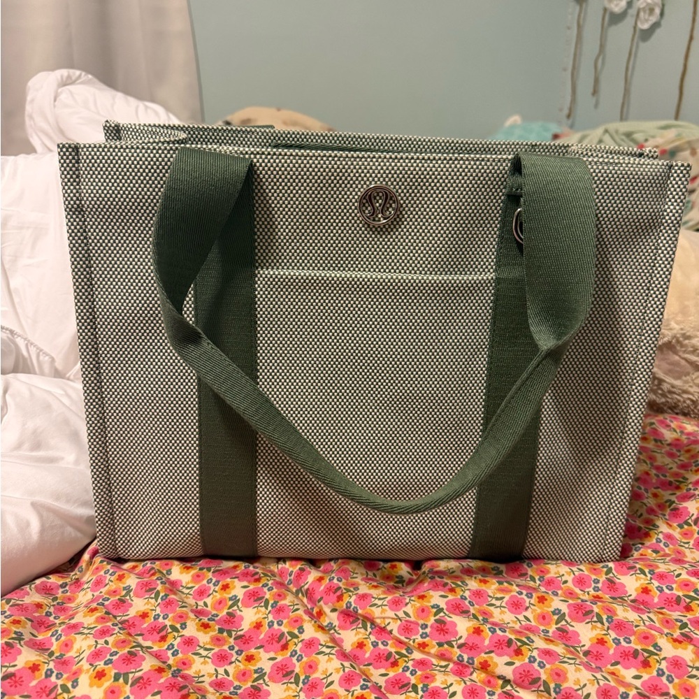 Lululemon Athletica Green and White Tote Bag with Durable Design